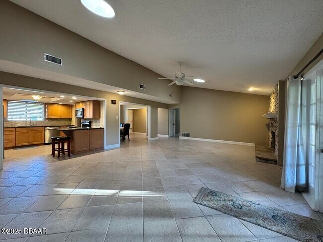 Building Photo - 653 Pelican Bay Dr