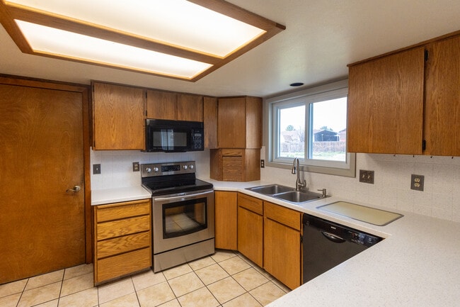 Building Photo - 1132 S Amaya Ave