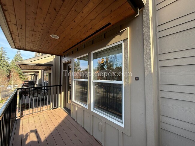 Building Photo - Charming 3 Bed, 2 Bath Townhome with Garage in Beautiful Sandy