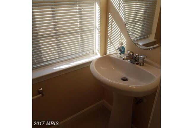 Building Photo - Charming 3-Bedroom Townhome in Glen Burnie...