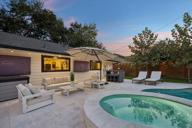Building Photo - 8518 Westview Dr