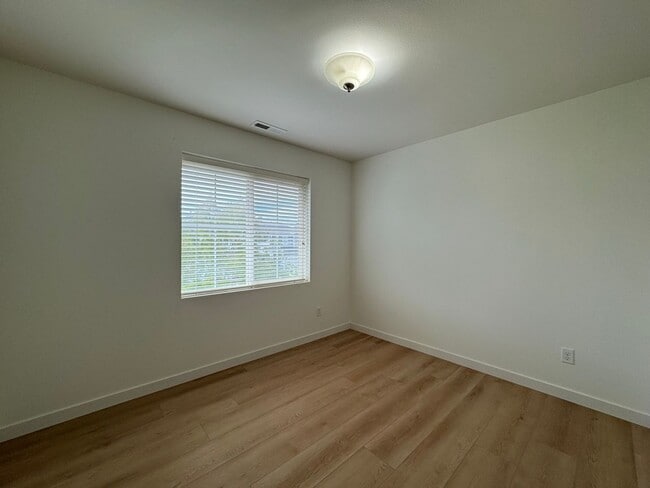 Building Photo - Spacious 3BD/2.5BTH Home w/ Modern Upgrade...