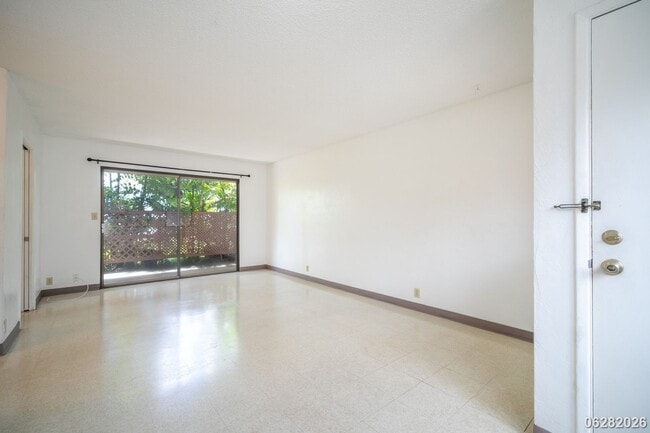 Building Photo - Rarely Available 3-bed/2.5-bath/2-parking Townhouse in Aiea