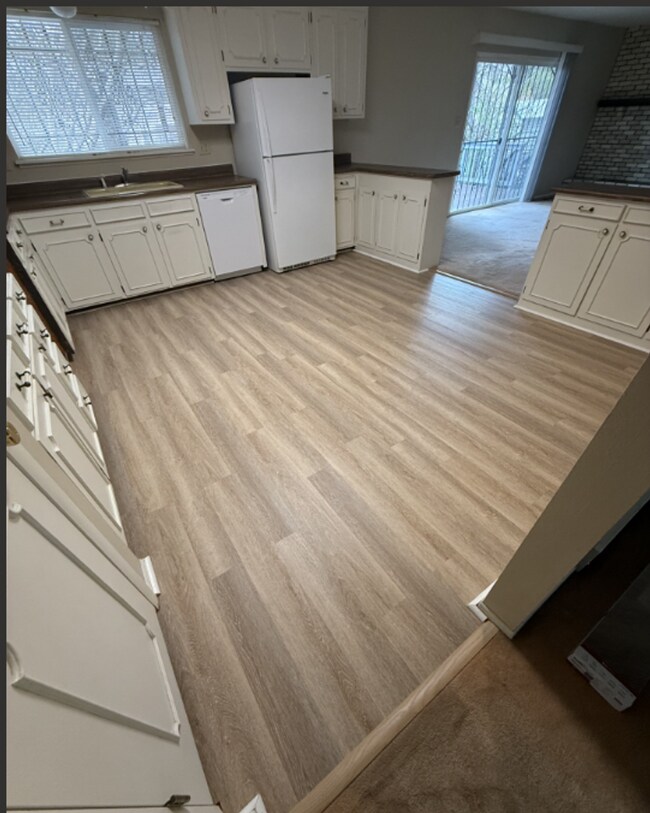 Building Photo - 4 Bed 2.5 Bath with A/C - Available Now!