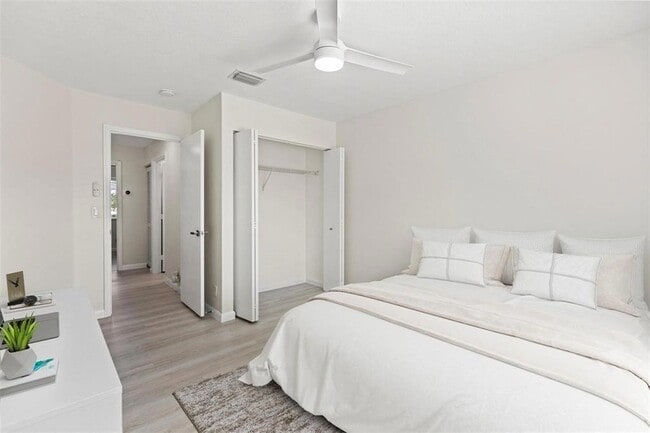 Building Photo - 4722 Lago Vista Dr