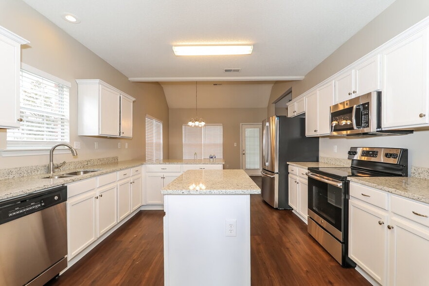 Building Photo - 10222 Green Moss Dr N