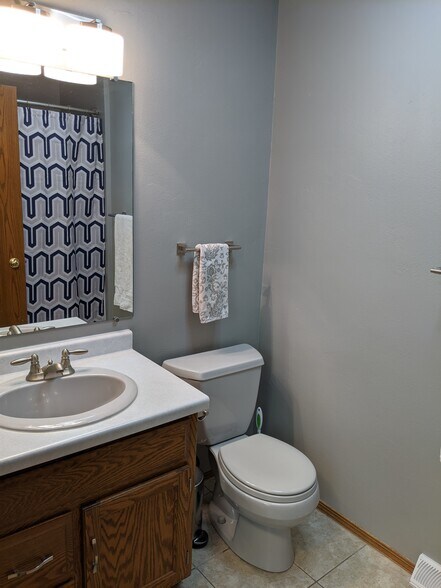 Upstairs full bath - 3109 Manitowoc Rd