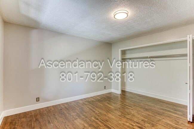 Building Photo - 745 E 3 Fountains Cir
