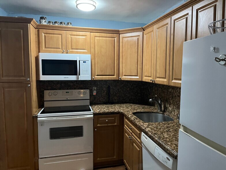 Building Photo - 7900 Tatum Waterway Dr