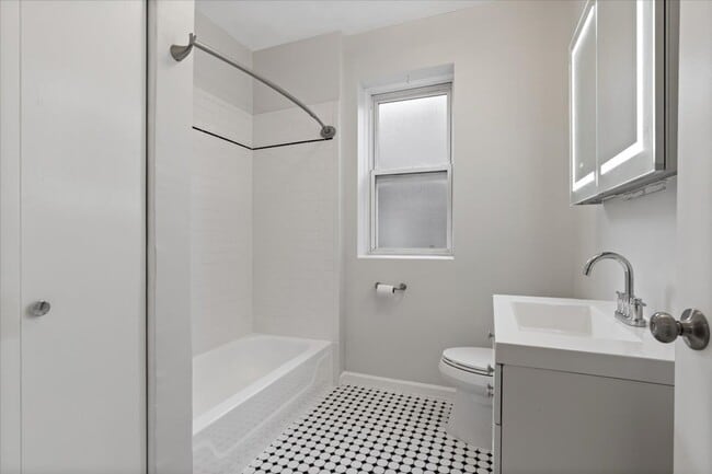 Building Photo - 2338 N Avers Ave