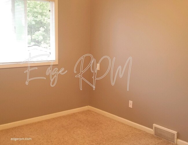 Building Photo - Now leasing for May 2026! Four Bed/One Bath