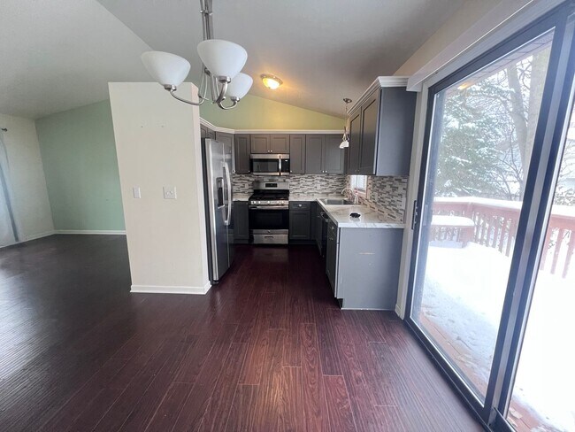 Building Photo - Single Family Home - Three Bedroom Tri-level!