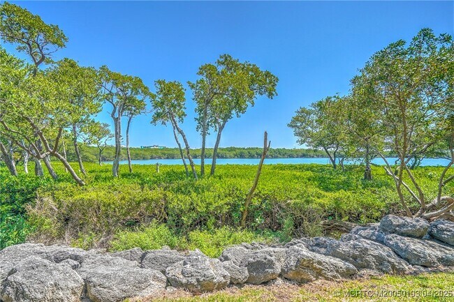 Building Photo - 5799 NE Island Cove Way