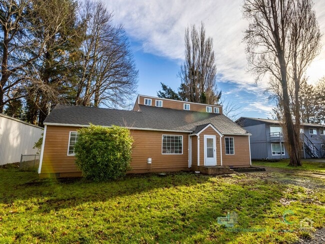 Building Photo - Beautiful River-View Home Near Downtown Warrenton
