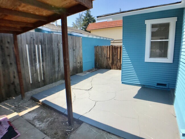 Building Photo - 528 E Washington Ave