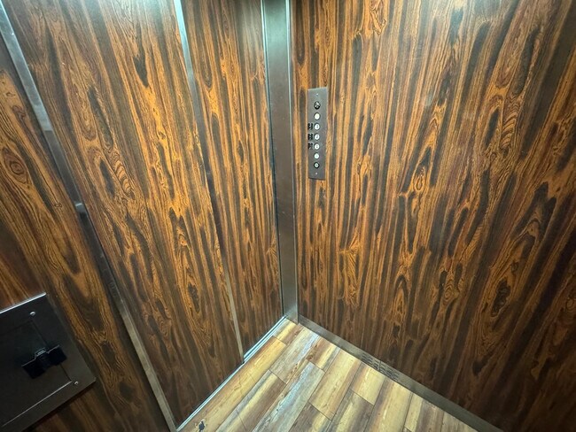 Building Photo - 7797 Golf Cir Dr