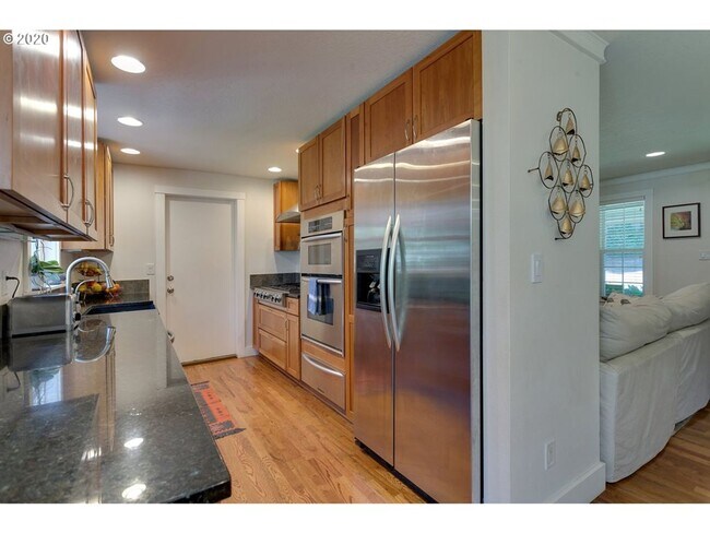 Building Photo - LAKE OSWEGO/LAKE GROVE LARGE UPDATE HOME O...
