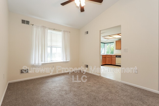 Building Photo - 1042 A Canterbury Dr