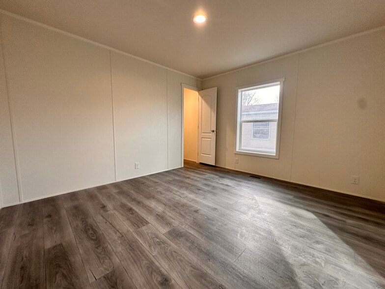 Building Photo - 8 Bing St N