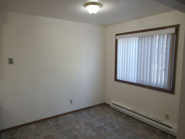 Building Photo - One Bedroom Apartment Close to Downtown