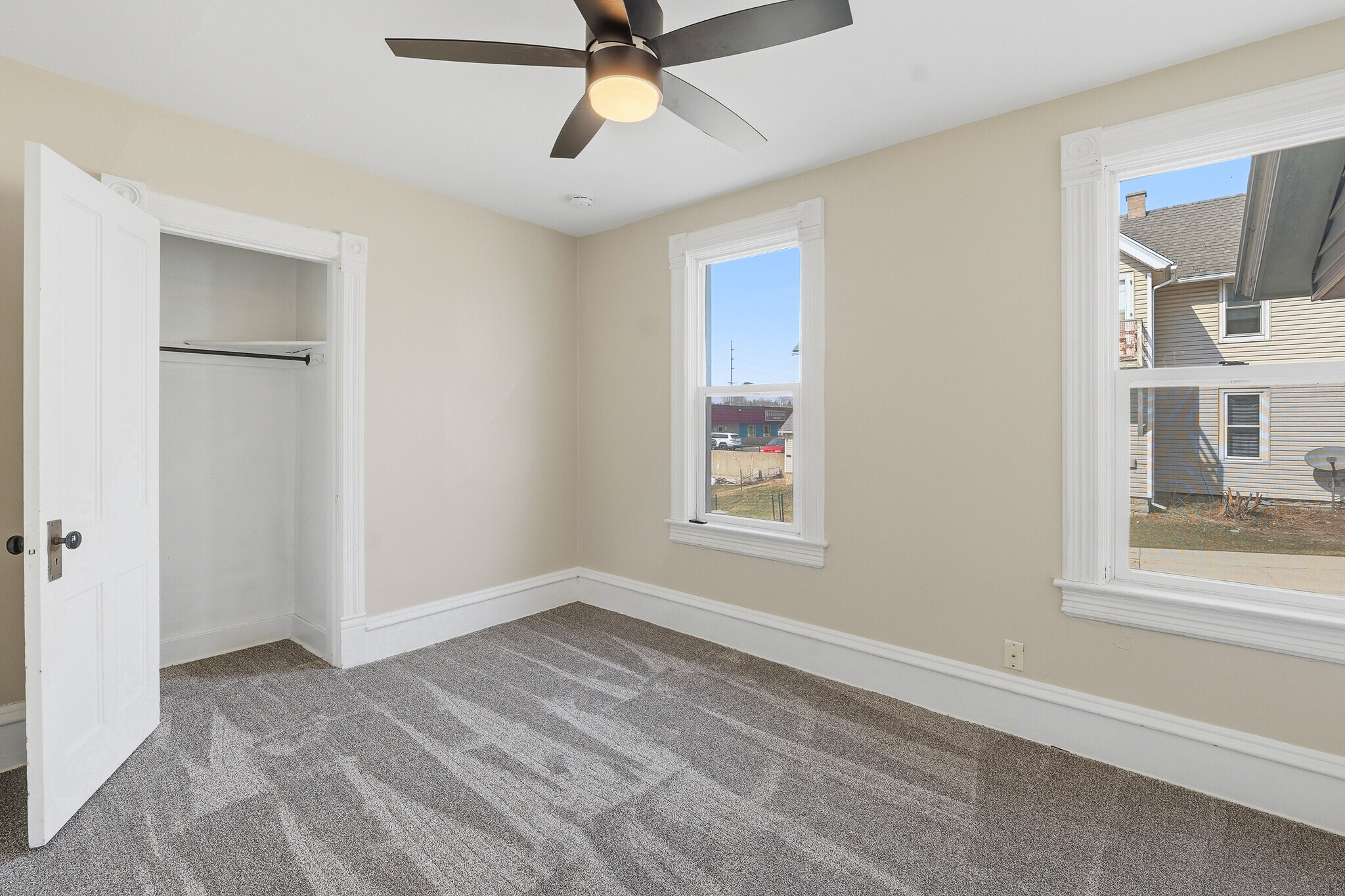 Building Photo - 418 S Spring St