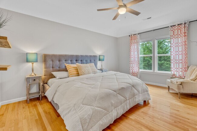 Building Photo - Stunning, spacious 4-bdrm/4-bath in Tigard. Fireplace, massive decks, next to nature