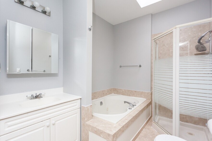 Building Photo - 2427 N Clybourn Ave