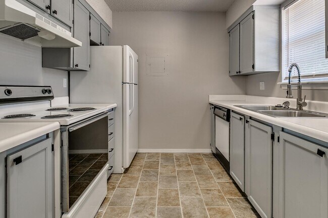 Building Photo - 1207 Lakecrest Dr