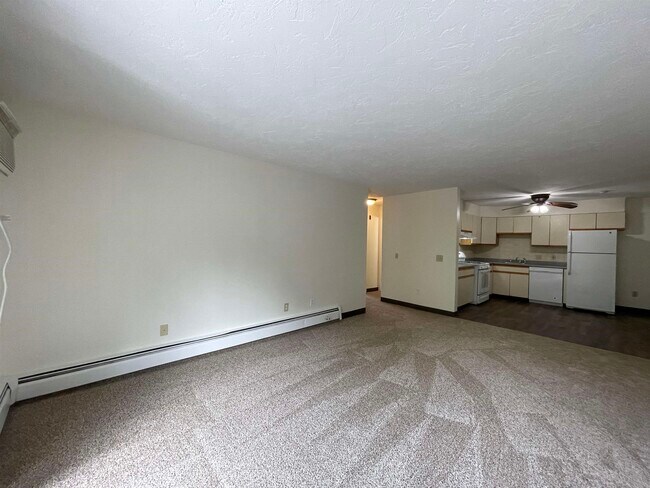 Building Photo - 385 Huse Rd