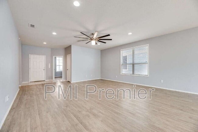 Building Photo - 9004 Blackstone Dr