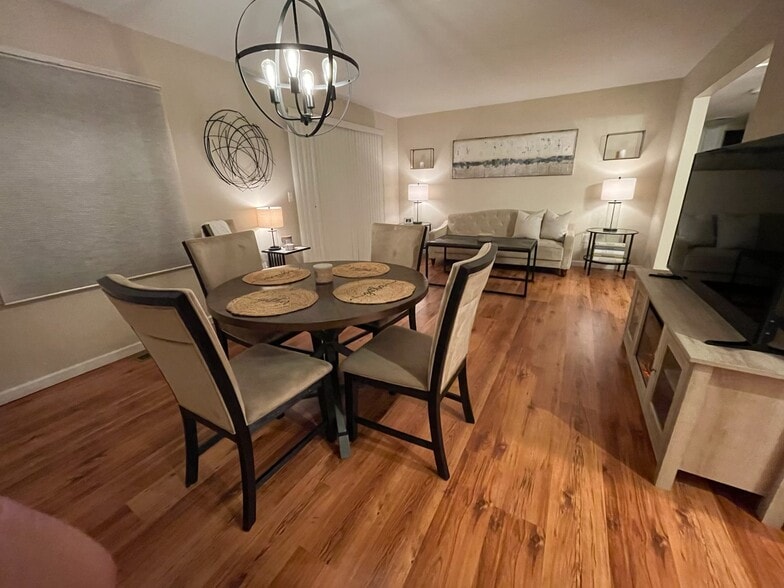 Building Photo - 35 Jamestown Dr