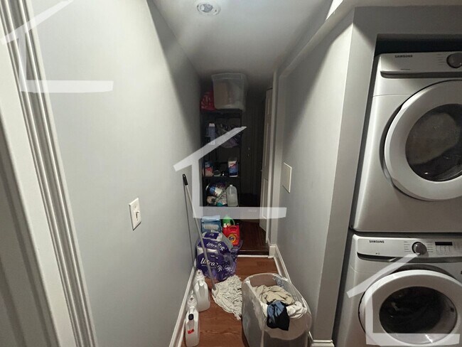 Building Photo - Don't miss out on this 6 bed 2 bath in Mission Hill...