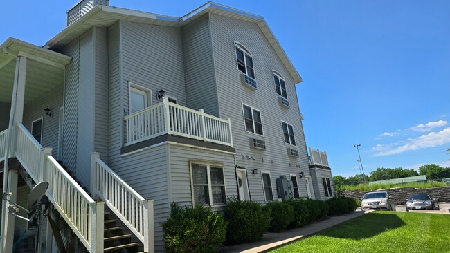 Building Photo - 3 Bedroom 2 Bath Ground Level Apartment