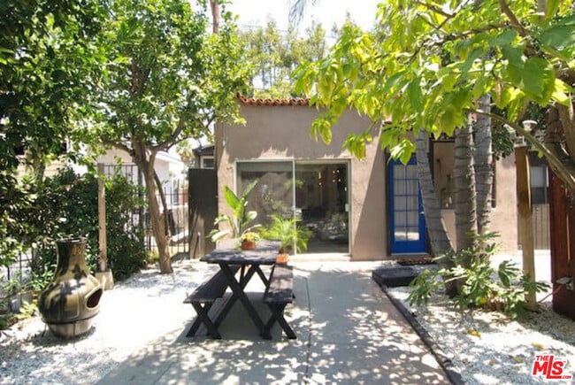 Building Photo - 1518 N Stanley Ave