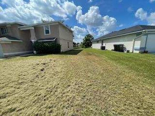 Building Photo - Large 4 Bedroom 2 & 1/2 Bath - 2 story Hom...