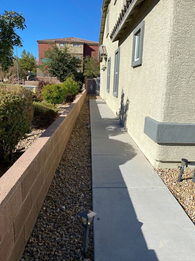 Building Photo - AMERICANA Property Mgmt - Freshly remodele...