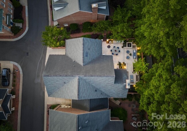 Building Photo - 1124 Dilworth Crescent Row