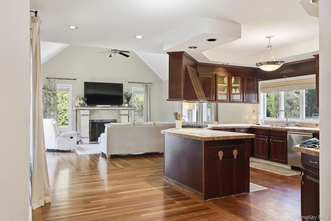 Building Photo - 45 Evergreen Ave