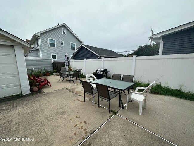 Building Photo - 117 18th Ave