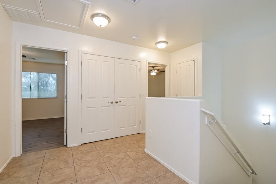 Building Photo - 933 W Calle Arroyo Norte