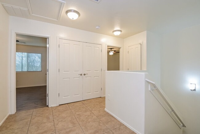 Building Photo - 933 W Calle Arroyo Norte