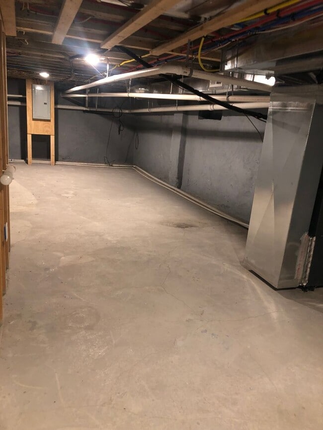 Building Photo - 3 bedroom 1.5 bathroom voucher holders wanted Baltimore City