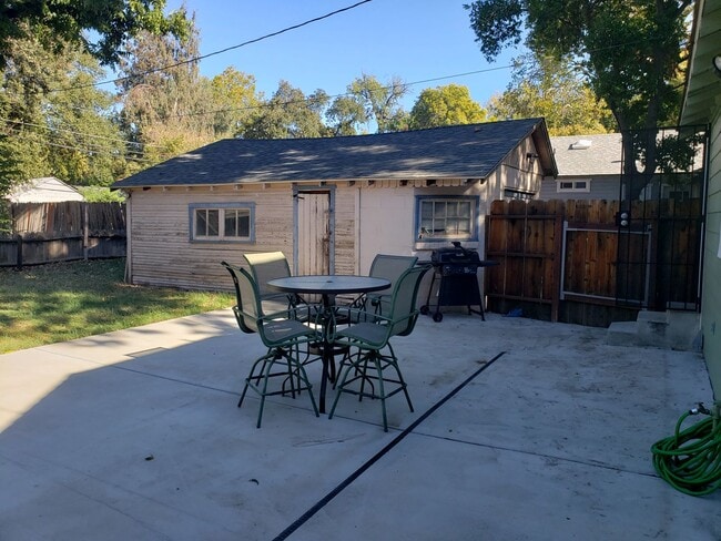Building Photo - ROOMMATE ADDITION (1) -PLEASE CONTACT ISAB...