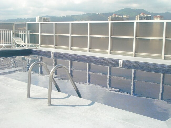 Building Photo - Large studio in the heart of Waikiki with assigned parking