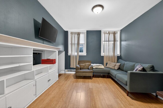 Building Photo - 105 8th St