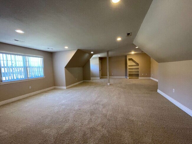 Building Photo - 4BR / 3Car garage / Fully fenced in backyard - Stunning property