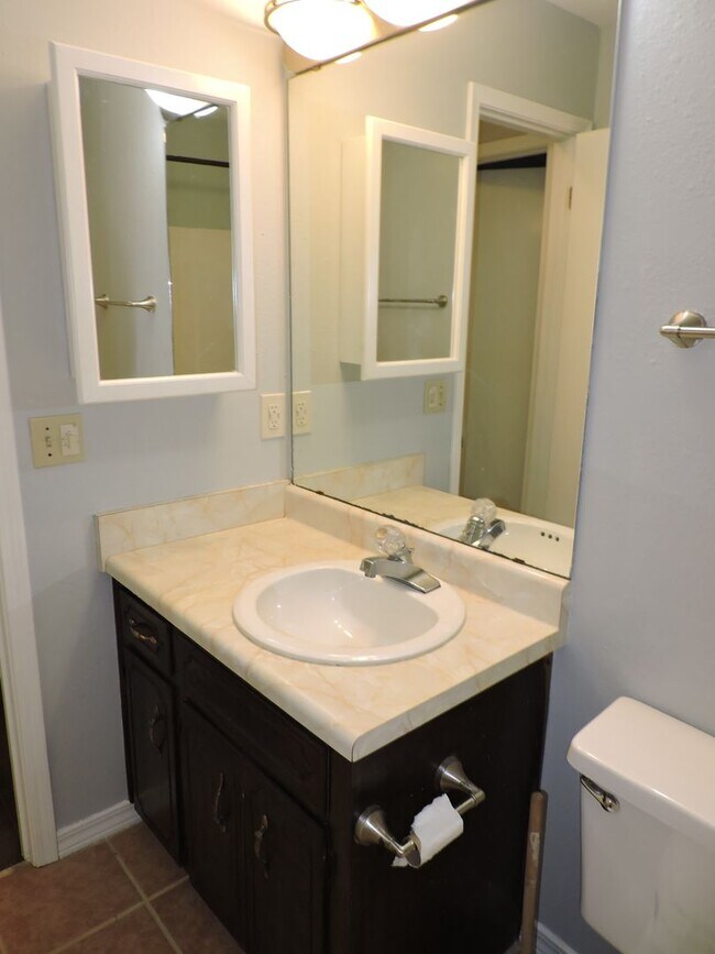 Building Photo - Convenient to interstate, schools & shopping!