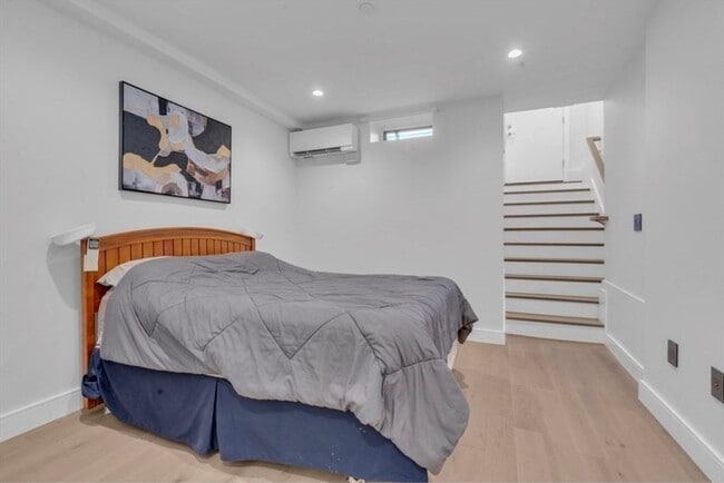 Building Photo - 708 E 6th St