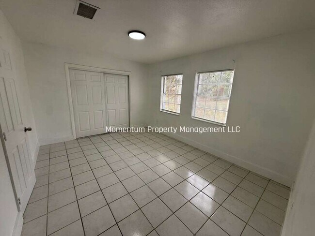 Building Photo - BEAUTIFUL & REMODELED 3/2 AVAILABLE NOW!!