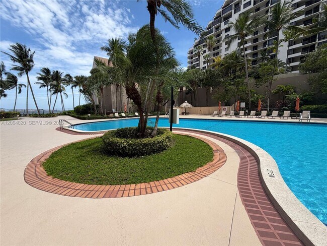 Building Photo - 540 Brickell Key Dr